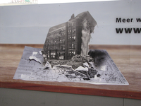 905035 Afbeelding van een collage gemaakt door studenten van de Hogeschool Utrecht, op de bouwschutting rond het ...